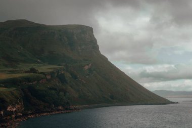 İskoçya 'da bulutlu bir gökyüzünün altında tarihi Skye Adası uçurumunun güzel bir görüntüsü.