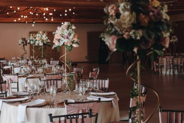 Pastel düğün süslemeleri olan şenlikli bir iç mekan.