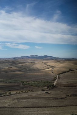 İspanya, Espera 'daki güzel dağların dikey görüntüsü