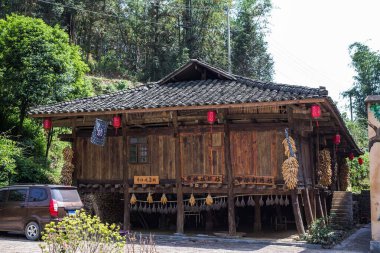 Qujing City, Yunnan, Çin 'de Bouyei (Buyi) halkının geleneksel ahşap halk evi..