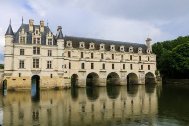 Chenonceau Şatosu ve Fransa 'daki Cher nehrindeki yansıması.