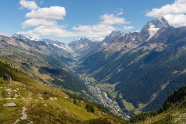 Arka planda Bietschhorn Dağı olan Loetschental Vadisi 'nin güzel bir manzarası.