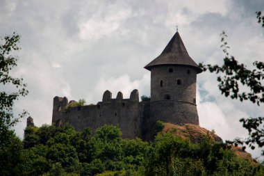 Yeşil bir tepenin üstündeki Somoska kalesi.
