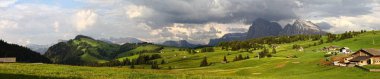 İtalya 'nın Trentino-South Tyrol şehrinde sisli gökyüzü olan Dolomitlerin panoramik manzarası