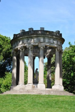 Madrid 'deki parktan güzel bir anıt manzarası.