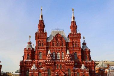 Moskova, Rusya 'da mavi gökyüzü arkaplanı üzerine kırmızı Devlet Tarihi Müzesi