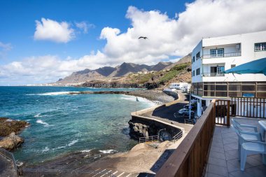 Huzurlu gökyüzünün altındaki sahil şeridindeki güzel beyaz bina manzarası.