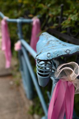 Bantlarla süslenmiş bir bisikletin dikey çekimi, Gdansk, Polonya