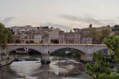 Tiber Nehri üzerindeki Ponte Sant 'Angelo köprüsüne yakın çekim