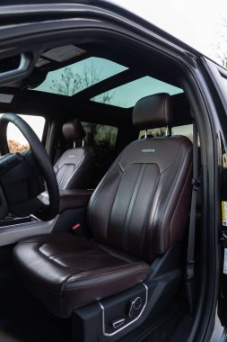 Bir 2017 Ford F350 Platinum kamyonet iç görüntüsü.