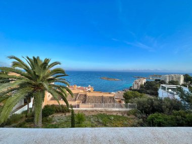 Mallorca Adası 'ndaki Palma şehrinin güzel bir görüntüsü. Arka planda deniz manzarası ve silueti var.