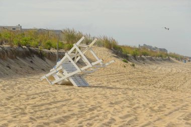 Güneşli bir günde Bethany Beach, Delaware 'de devrilmiş bir cankurtaran standı.