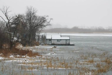 Mississippi Nehri 'nin donmuş rıhtımına demirlemiş güzel bir tekne görüntüsü.