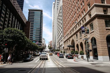San Francisco 'nun boş bir sabah sokağında modern binalar ve arabalar, ABD