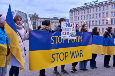 Poznan 'daki Ukrayna savaşı sırasında insanların hava görüntüsü