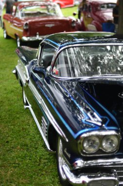 Hampshire Illinois Araba Fuarı 'nda yeşil çimlere park etmiş parlak bir eski araba Suds' n 'Fun