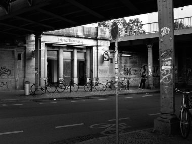 Almanya, Babelsberg 'deki istasyonun gri tonlu bir görüntüsü.