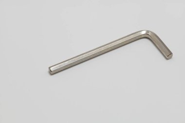 Hex anahtarı beyaz arkaplanda izole edildi