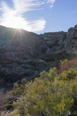 Kırsalın ortasındaki günbatımında, dağlar ve ağaçlar arasında, Valverde de los Arroyos