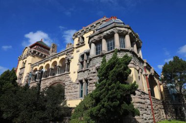 Eski Vali 'nin evinin arka planında bulutlu mavi bir gökyüzü, Qingdao, Çin' de alçak açılı bir görüntüsü.