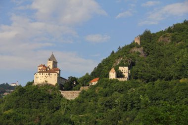 Güney Tyrol, İtalya 'daki Trostburg kalesinin güzel bir görüntüsü.