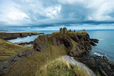 İskoçya 'daki ünlü Dunnottar Şatosu ve kayalık arazi
