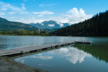Gündüz vakti dağlık bir arazide deniz manzarası çok güzel.