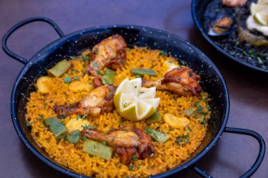Paella 'nın yakın çekimi bir restoranda bir tavada servis edildi.