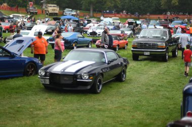 Gösteride retro siyah ve beyaz Chevrolet Camaro 'nun hava görüntüsü