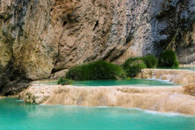 Turkuaz su manzarası çok güzel.