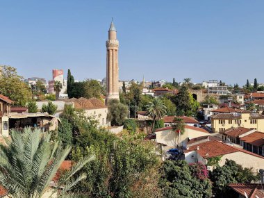 Mavi bir ufuk çizgisi önünde Yivliminare Camii minaresi ve şehir manzarası