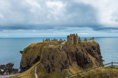 İskoçya 'daki ünlü Dunnottar Şatosu ve kayalık arazi