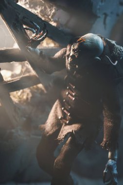 Kont Orlok 'tan Nosferatu' nun serin aksiyon figürü gözlerini güneş ışığından koruyor.