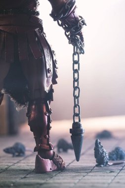 Elinde zincirli bir silahla antik bir savaşçı karakterinin müthiş bir aksiyon figürü.