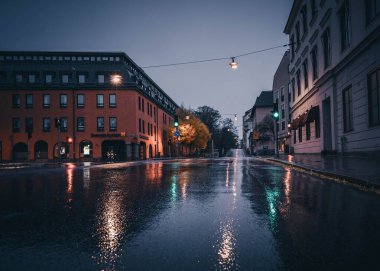İsveç 'in Uppsala sokaklarında sabahın erken saatlerinde yağan yağmurun manzaralı bir görüntüsü.
