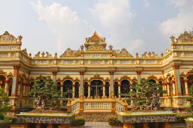 Vinh Trang Pagoda Budist tapınağı. Arkasında bulutlu bir gökyüzü var. Tho 'm, Vietnam.