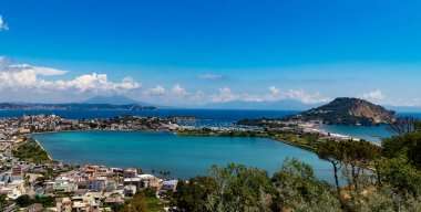 Güney İtalya 'daki binalarla çevrili Akdeniz Körfezi' nin havadan görünüşü