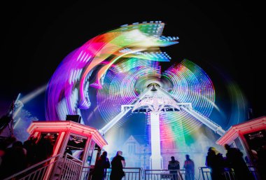 St. Giles, Oxford 'daki yıllık sokak fuarında parlayan parlak arabaların uzun pozu.