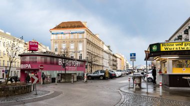 Renweg Aspangstrasse 'nin gökkuşaklı akşam sokak manzarası
