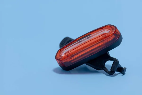 Primer Plano Una Luz Roja Bicicleta Con Cinturón Fijación Negro —  Fotos de Stock