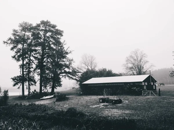 Beautiful Grayscale Shot Barn Its Yard Foggy Day — Stock Photo, Image