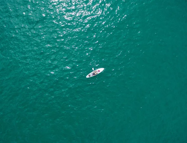 紺碧の海の中のパドルボーダーの空中ビュー — ストック写真