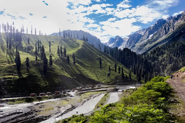 Uma Vista Panorâmica Rio Que Flui Montanhas Verdes Caxemira Índia — Fotografia de Stock