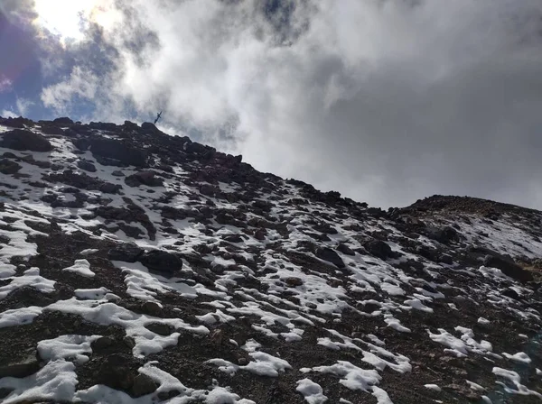 안개낀 눈덮인 산들로 뒤덮인 — 스톡 사진