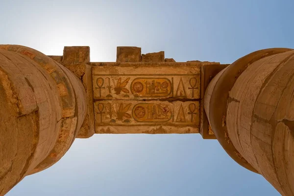 Eski Sembollerle Karnak Tapınağının Düşük Açılı Bir Görüntüsü Mısır — Stok fotoğraf