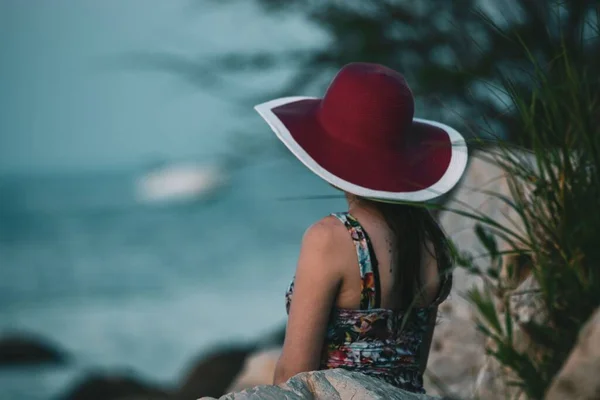 모자를 바다를 바라보는 여자의 아름다운 — 스톡 사진