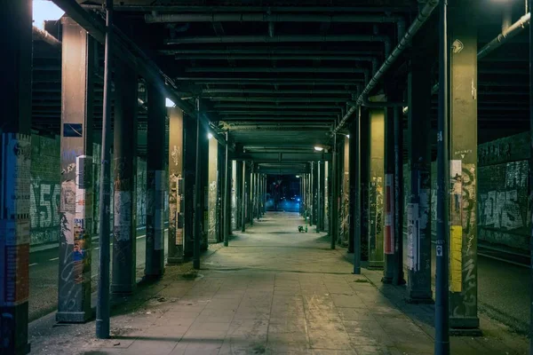 Üres Gyalogút Kilátástalansága Oszlopsorok Közepette Városban Éjszaka — Stock Fotó