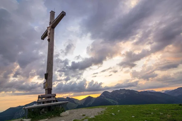 Vrcholový Kříž Výhledem Večerní Oblohou — Stock fotografie