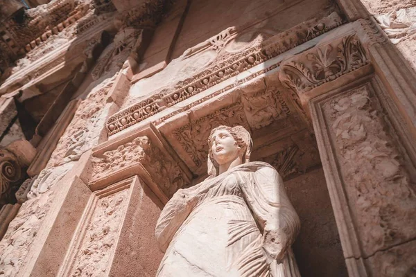 Nízký Úhel Záběru Historických Zřícenin Antickém Městě Efesus Izmiru Turecko — Stock fotografie