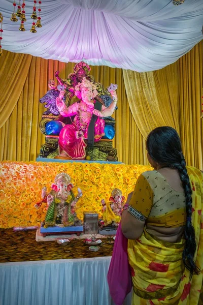 Disparo Vertical Una Mujer Orando Ídolo Del Señor Ganesha Mandal —  Fotos de Stock